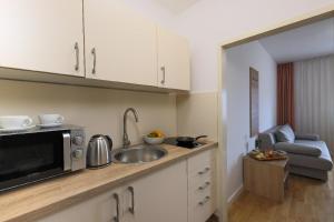 Una cocina o kitchenette en Edelweiß - Appartements & Café