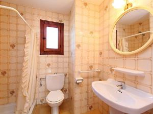 A bathroom at VILLA ALCAZAR