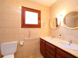 A bathroom at VILLA ALCAZAR