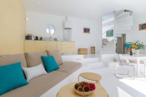 salon z kanapą i stołem w obiekcie AquaBlanca Suite Chic Deluxe, en Punta Mujeres w mieście Punta de Mujeres
