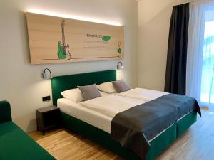 Posteľ alebo postele v izbe v ubytovaní JUFA Hotel Laterns - Klangholzhus