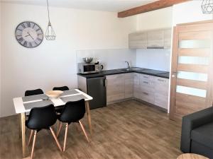 Kuchyňa alebo kuchynka v ubytovaní Horské apartmány Na Pastvinách