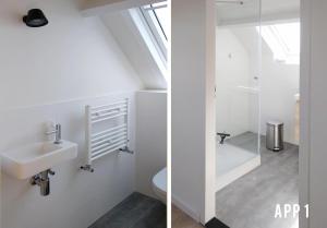 Un baño blanco con lavabo e inodoro. en Tussen Dijken, en Hollum 110 fotos más