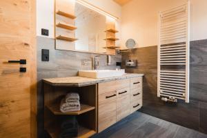 Kuchyň nebo kuchyňský kout v ubytování S'Kathrina - Appartements + 23 fotografií