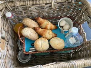 een mand gevuld met brood, croissants en eieren bij BnB Purmerland in Purmerend
