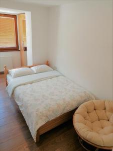 - une chambre avec un lit et une chaise dans l'établissement Kod Lipe - Travnik, à Travnik