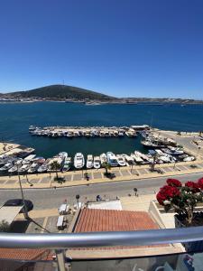 uma vista para uma marina com barcos na água em Larimar Hotel Cesme em Cesme