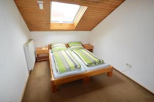 a small bedroom with a bed in a attic at Ferienwohnung Treutlein in Thüngersheim