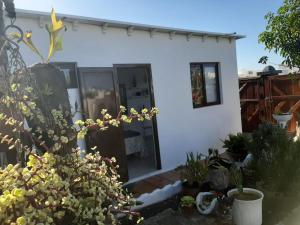 ein weißes Haus mit Pflanzen davor in der Unterkunft Apartamento tranquilo in Playa Blanca