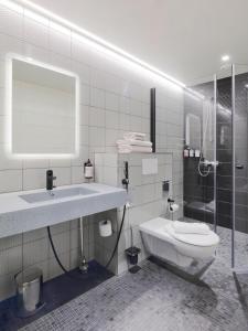 Kamar mandi di VALO Hotel & Work Helsinki