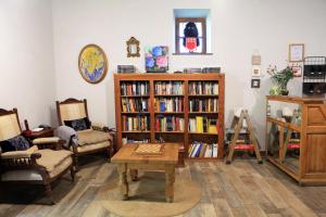 uma sala de estar com uma estante cheia de livros em Hostal Rural Donamariako Benta em Donamaría