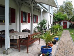 a patio with a table and bench on a house at Lug ins Land Wachsenberg in Neusitz