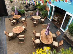 eine Terrasse mit Tischen und Stühlen mit Partyhüten in der Unterkunft The Beetroot in Margate