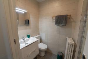 a bathroom with a white toilet and a sink at PRESTIGELOC - Business & Confort - 3 Grandes Chambres, 2 SDB, Hyper Centre in Orléans +12 photos