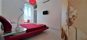 sala de estar con sofá rojo y mesa de cristal en Wrh Trastevere en Roma