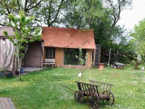 a small house with a bench in a yard at Lug ins Land Wachsenberg in Neusitz