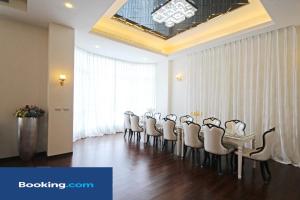 una sala conferenze con tavolo e sedie di Moly Homestay a Jiaoxi