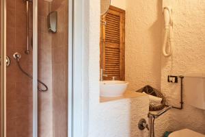 a bathroom with a sink and a shower at il Magàn - Cinque Terre in Corniglia