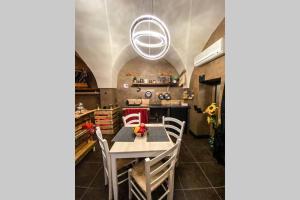 Reštaurácia alebo iné gastronomické zariadenie v ubytovaní a Fasano la casa di Dony e Nicole