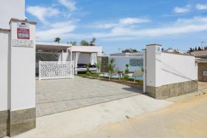 a backyard with a white fence and a driveway at Casa Caramelo in La Muela