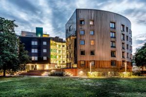 un edificio en medio de una ciudad por la noche en Sky Hotel Apartments Valla Berså, en Linköping