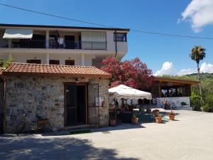 a building with a patio and a building with a tree at Il Moro della Molpa in Palinuro