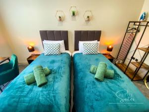 Un pat sau paturi într-o cameră la The Wild Fauna Suite - Petite Suites
