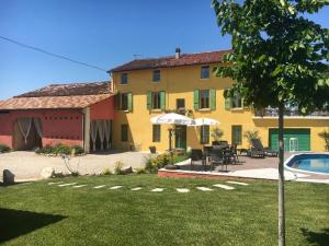 The swimming pool at or close to La Valle dei Vigher