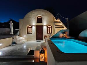 Villa con piscina por la noche en Dreamer's secret villa en Emporio