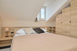 Un dormitorio con una cama grande y una ventana en Hedera Estate, Hedera A32, en Dubrovnik