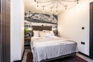 - une chambre avec un grand lit et des draps blancs dans l'établissement The Brewers Rooms Contemporary Aparthotel, à Édimbourg