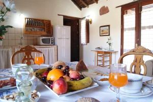 una mesa con un bol de fruta encima en Casa Rural La Fuente de la Flora, en Santa Lucía