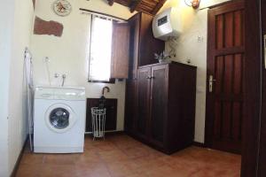 eine Waschküche mit einer Waschmaschine und einem Fenster in der Unterkunft Casa Rural La Fuente de la Flora in Santa Lucía