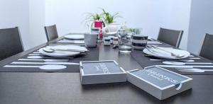 Borgo d'Oro Loft في بيرغامو: طاولة طعام مع طاولة قماش سوداء وبيضاء