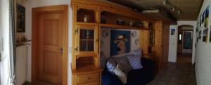 uma pequena casa com um quarto com armários de madeira em Reithamer Bergfensterl em Warngau