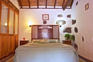 a bedroom with a large bed in a room at Casa Rural El Palmeral del Valle in Santa Lucía +46 photos