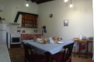 サンタ・ルシアにあるCasa rural El Olivar La Olivaの食卓付きのキッチン