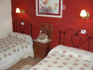 サンタ・ルシアにあるCasa rural El Olivar La Moliendaの赤い壁のドミトリールーム ベッド2台
