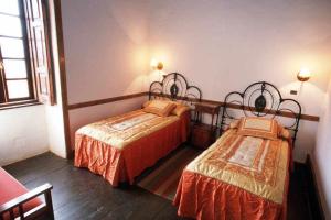 サンタ・ルシアにあるCasa Rural El Olivar La Almazaraのベッドルーム1室(ベッド2台、窓付)