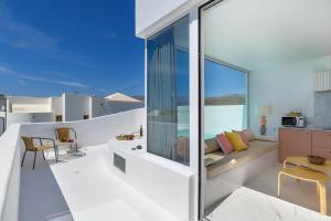 Χώρος καθιστικού στο AQUABLANCA Suite Pool Deluxe en Punta Mujeres