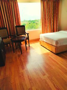 Postel nebo postele na pokoji v ubytování SRM Hotel Trichy
