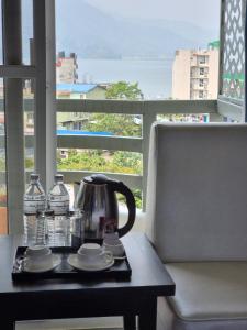 Příslušenství pro přípravu čaje a kávy v ubytování Chautari Boutique Hotel