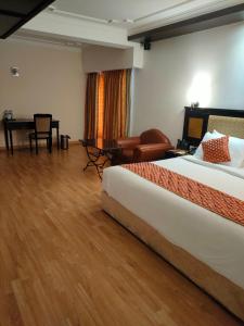 Postel nebo postele na pokoji v ubytování SRM Hotel Trichy