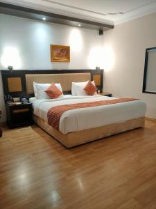 Postel nebo postele na pokoji v ubytování SRM Hotel Trichy