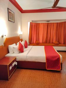 Postel nebo postele na pokoji v ubytování SRM Hotel Trichy
