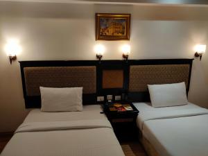 Postel nebo postele na pokoji v ubytování SRM Hotel Trichy