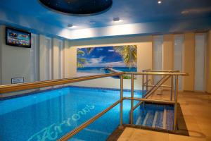 a swimming pool in a hotel with a view of the ocean at Hotel Arrows in Uden