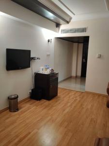 TV a/nebo společenská místnost v ubytování SRM Hotel Trichy