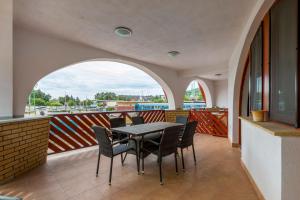 Rõdu või terrass majutusasutuses Fonyód Beach Apartment