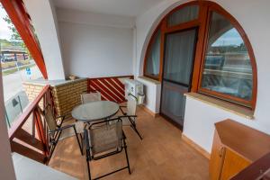Rõdu või terrass majutusasutuses Fonyód Beach Apartment